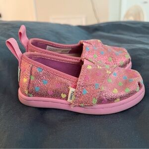 Adorable TOMS Toddler Girl’s Multicolor Pink Glitter Heart Slip-Ons Size 5T